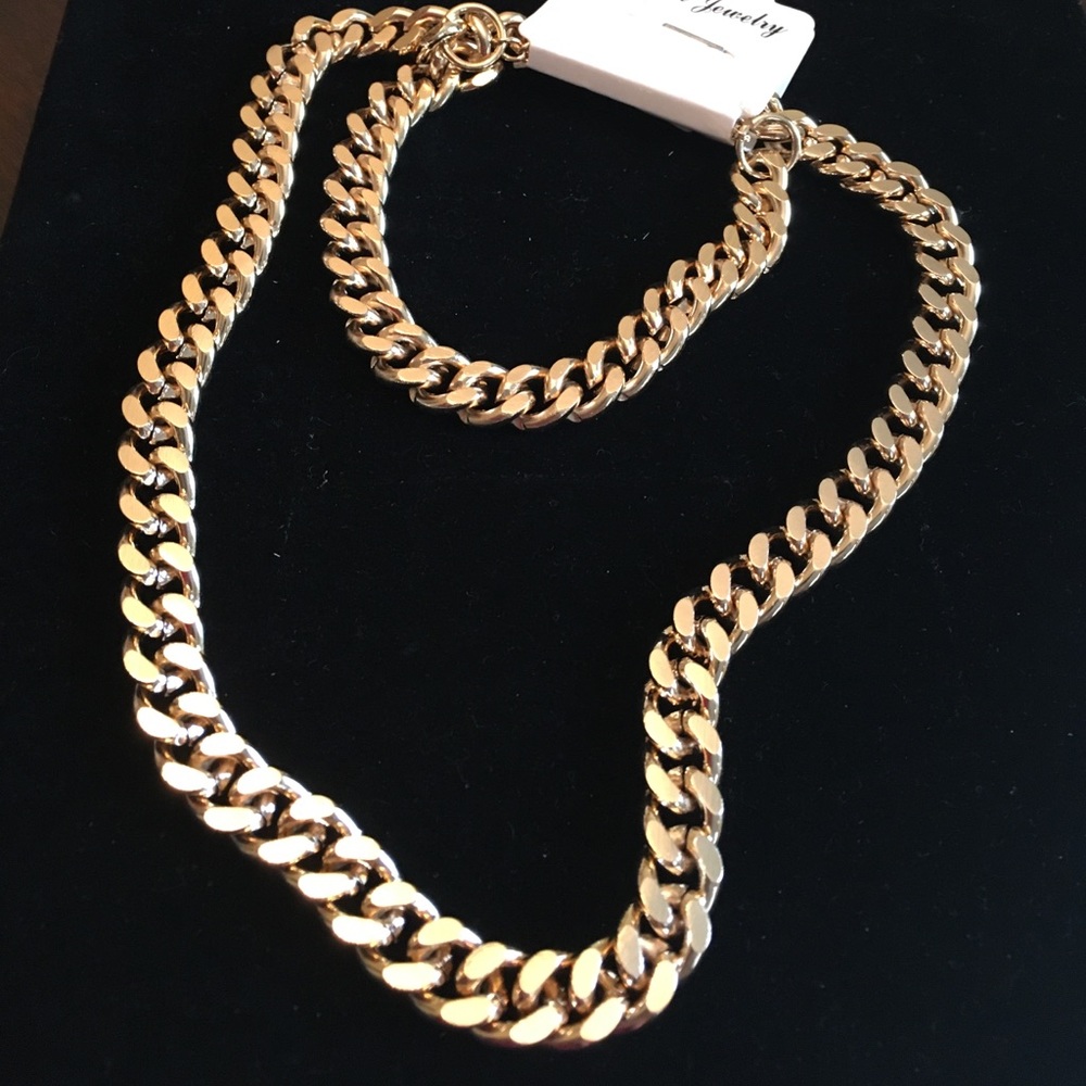 NWT set chain necklaces chocker  and bracelet. Gold tone